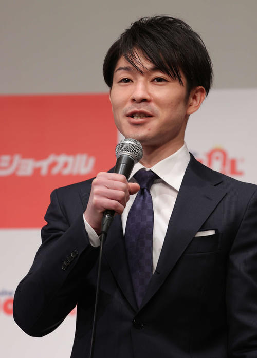 現役引退会見に臨んだ内村（撮影・河野匠）