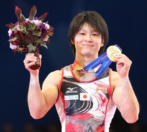世界体操・8日目・男子個人決勝　金メダルを手に笑顔を見せる内村航平（2011年10月14日撮影）