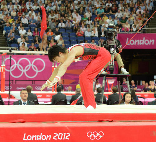 ロンドン五輪　体操男子個人総合個人決勝　鉄棒の演技で着地する内村航平（2012年8月1日撮影）