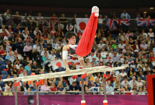 ロンドン五輪　6日目　体操男子個人総合　平行棒の演技を披露する内村航平（2012年8月1日撮影）