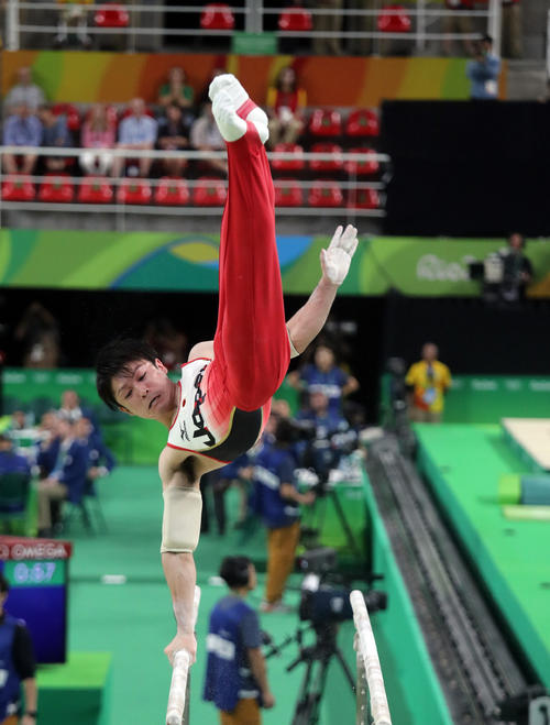リオデジャネイロ五輪　体操男子団体総合決勝　平行棒の演技をする内村航平（2016年8月8日撮影）