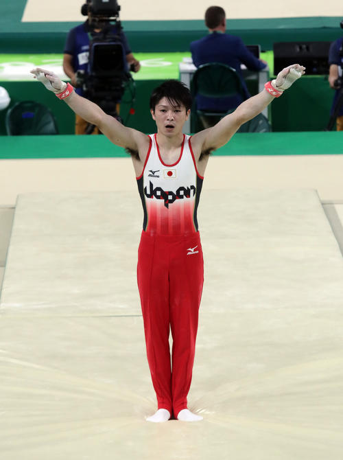 リオデジャネイロ五輪　体操男子団体総合決勝　鉄棒の演技で着地する内村航平（2016年8月8日撮影）