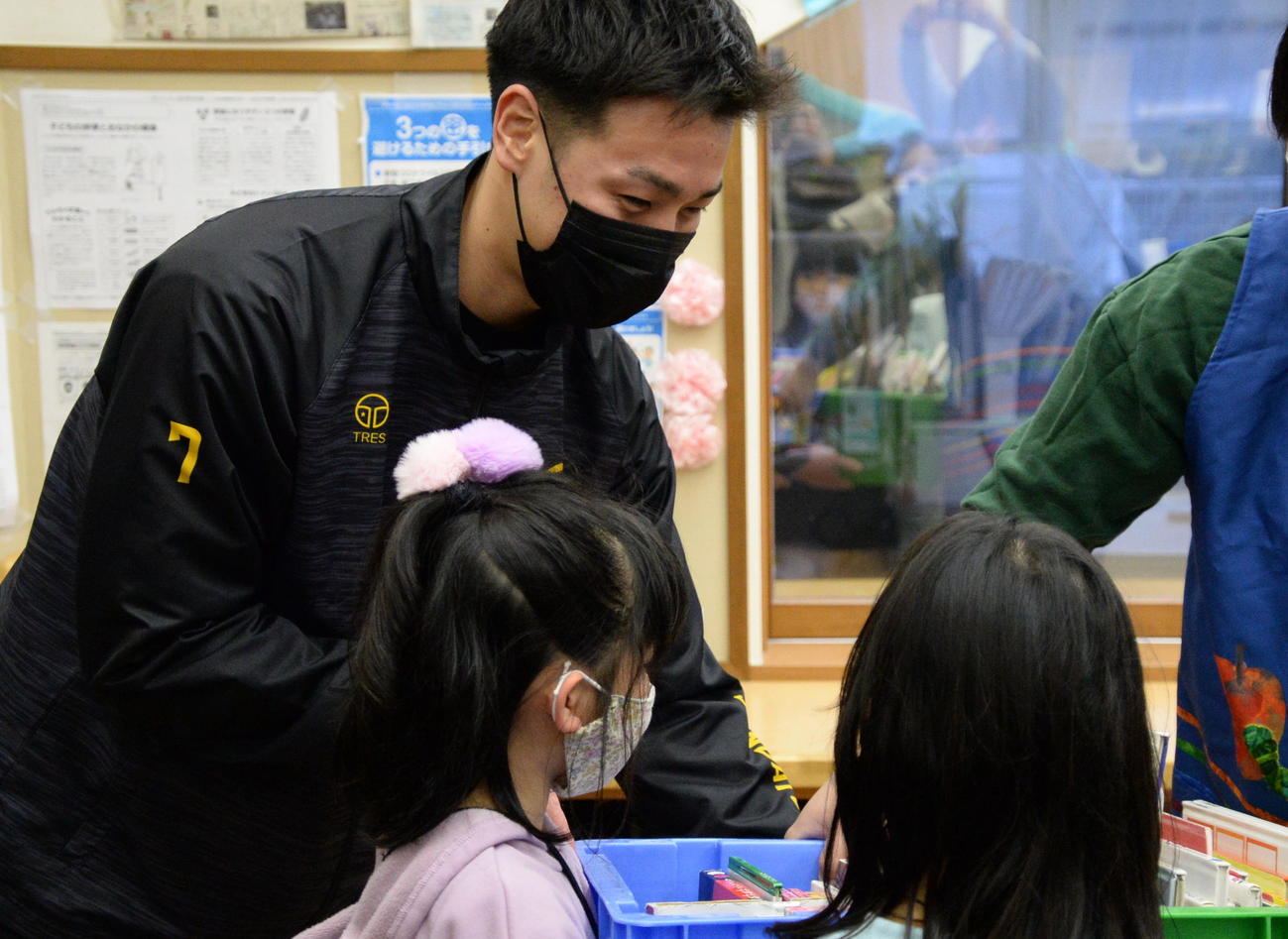 児童館を利用する子供と触れ合う仙台89ERS・沢辺（撮影・濱本神威）