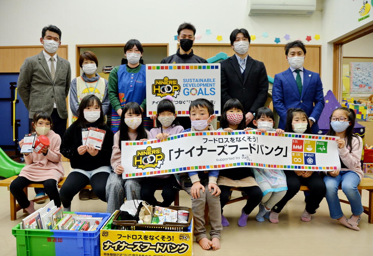 記念撮影した沢辺（後列中央）と塩釜市の子供たち