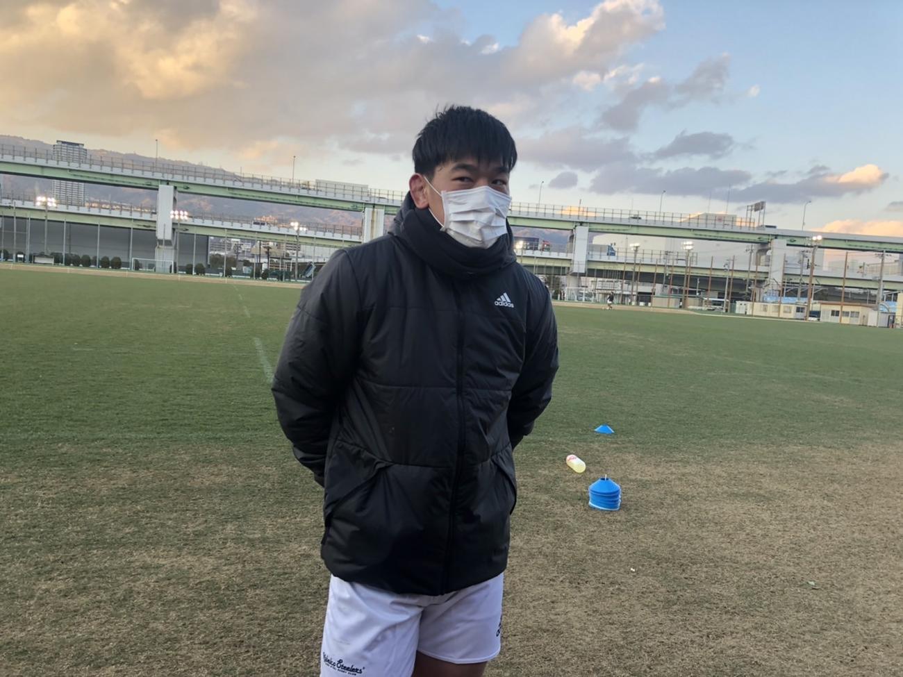 練習後に感染予防を徹底した上で取材に応じる神戸のSO李承信