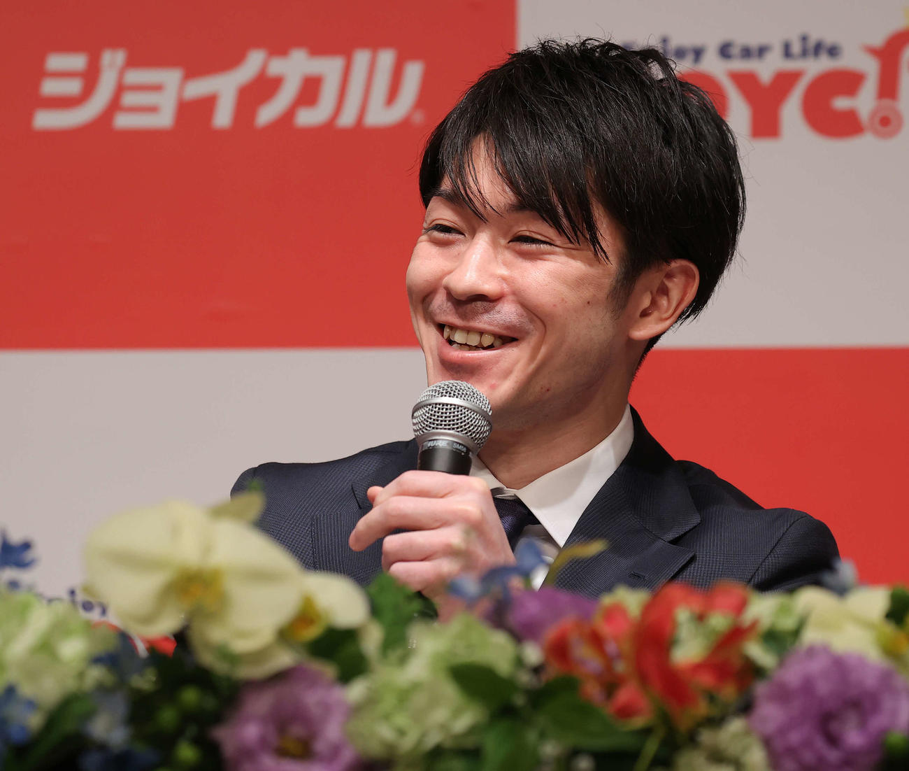引退会見で笑顔を見せる内村（撮影・河野匠）
