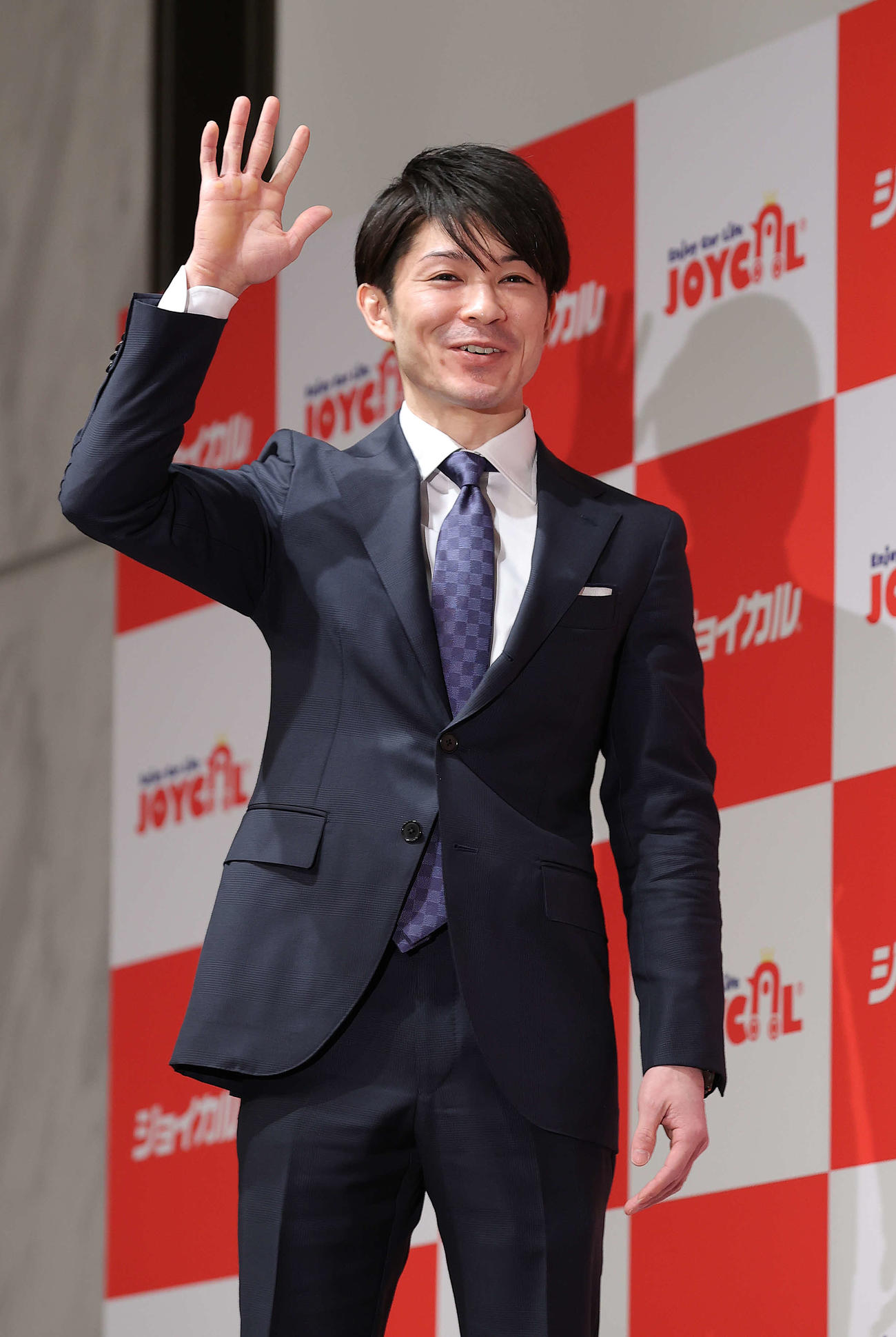 引退会見を終えカメラに向かって笑顔で手を振る内村（撮影・河野匠）