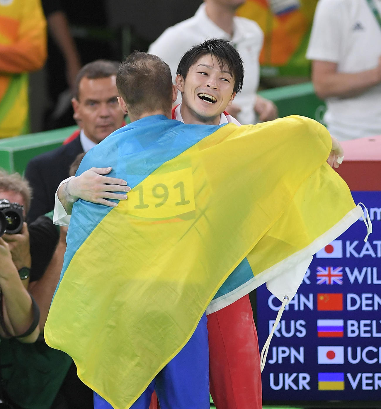 2位のオレグ・ベルニャエフと抱き合い健闘をたたえ合う内村航平（2016年8月10日撮影）