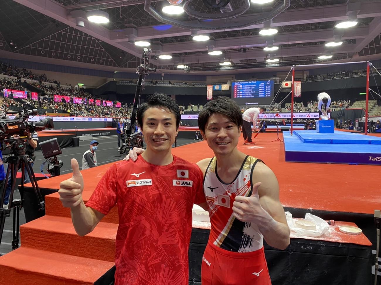 世界選手権の演技を終えて笑顔の内村と佐藤コーチ（左）