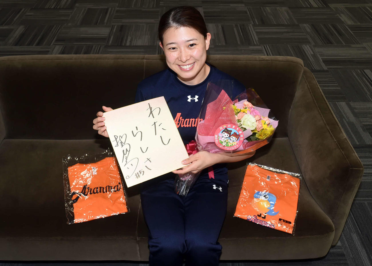 色紙に「わたしらしさ」と記し、V2優勝とV1昇格を誓った投野（撮影・相沢孔志）