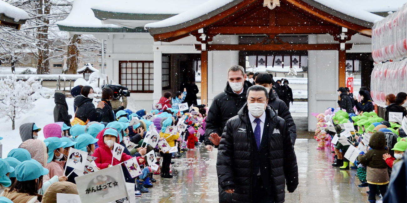 参拝の訪れ、保育園の園児たちに迎えられる山形の選手とスタッフ