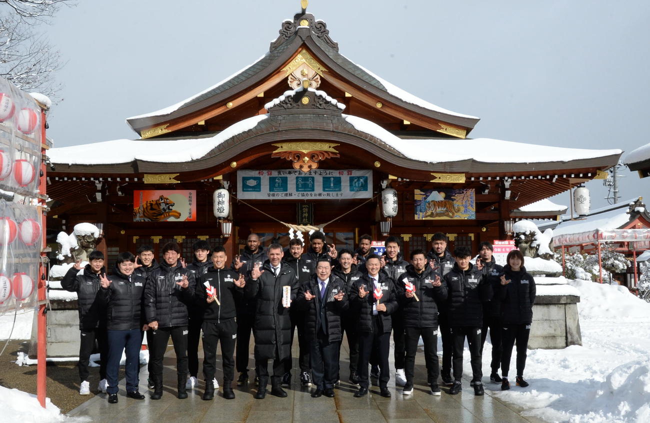 必勝祈願を終えた山形の選手らは「ワイヴァンズポーズ」で記念撮影