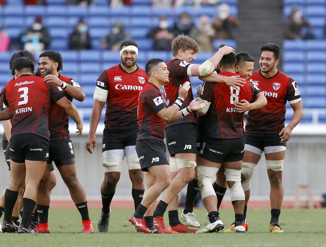 神戸に勝利し、喜ぶ横浜フィフティーン（共同）