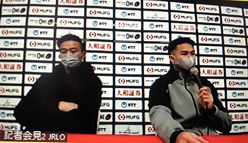 神戸に快勝しリモート会見に臨む横浜の沢木敬介監督（左）とSO田村優