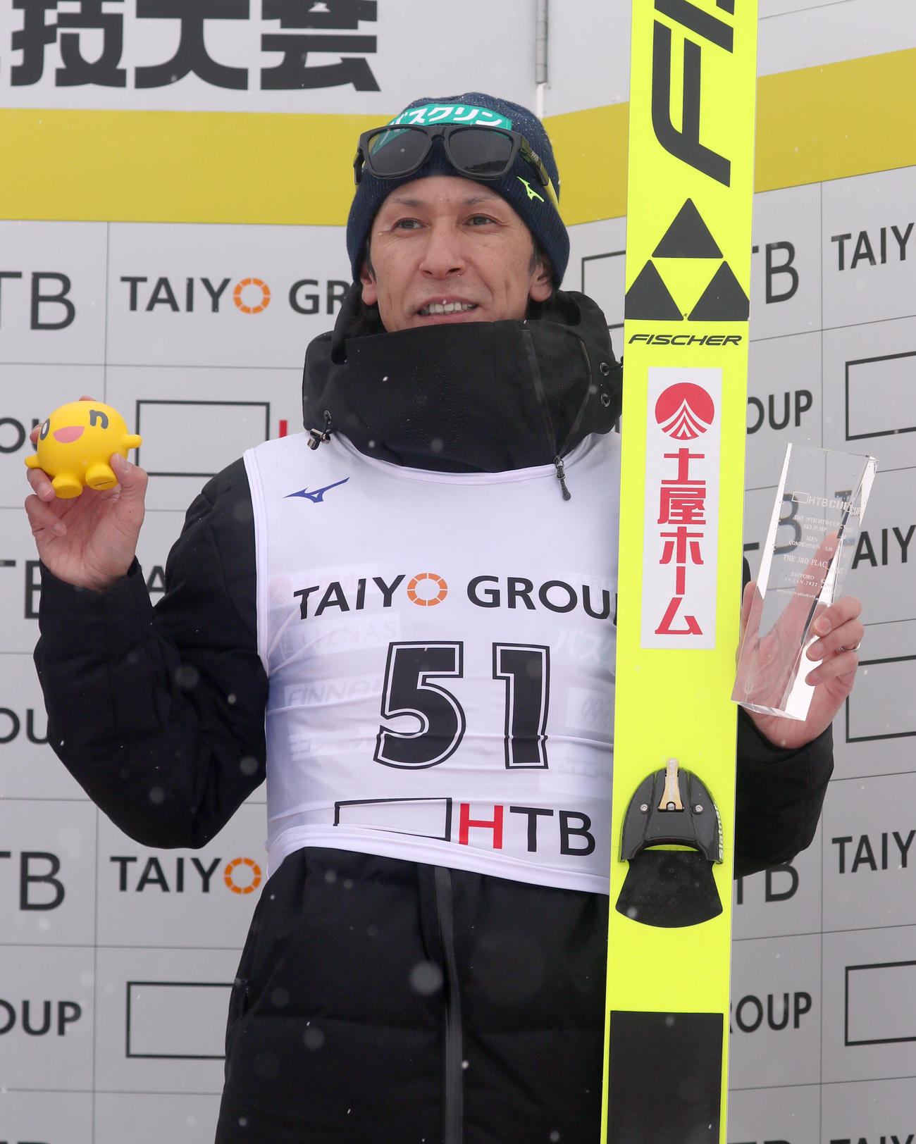 3位入賞で記念撮影に応じる葛西（撮影・佐藤翔太）