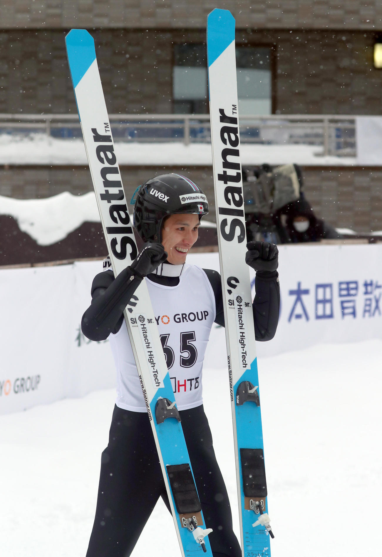 2回目、141・5メートルを飛び笑顔でガッツポーズをする内藤（撮影・佐藤翔太）