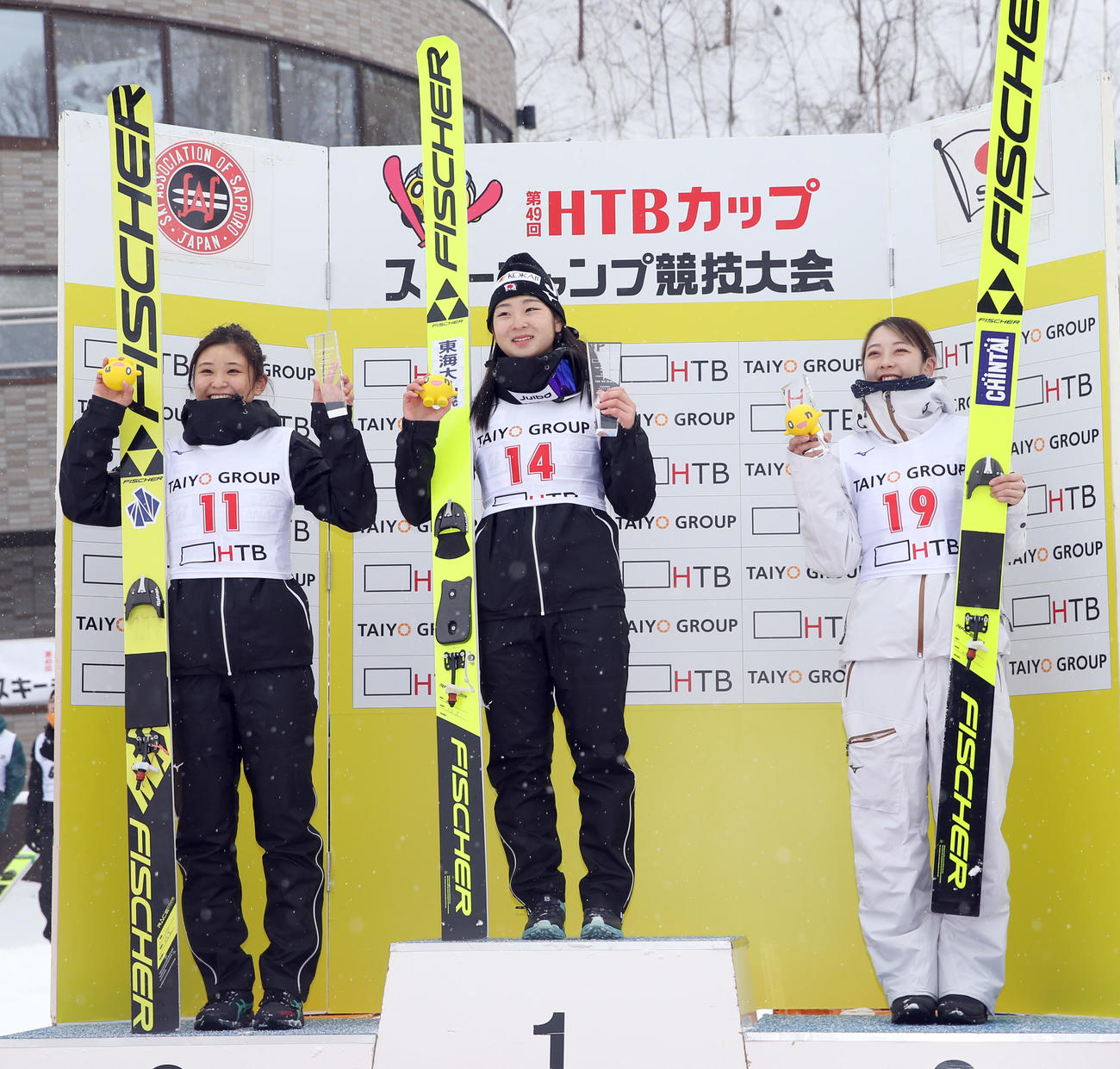 表彰台で笑顔を見せる左から2位一戸、1位葛西、3位小林（撮影・佐藤翔太）
