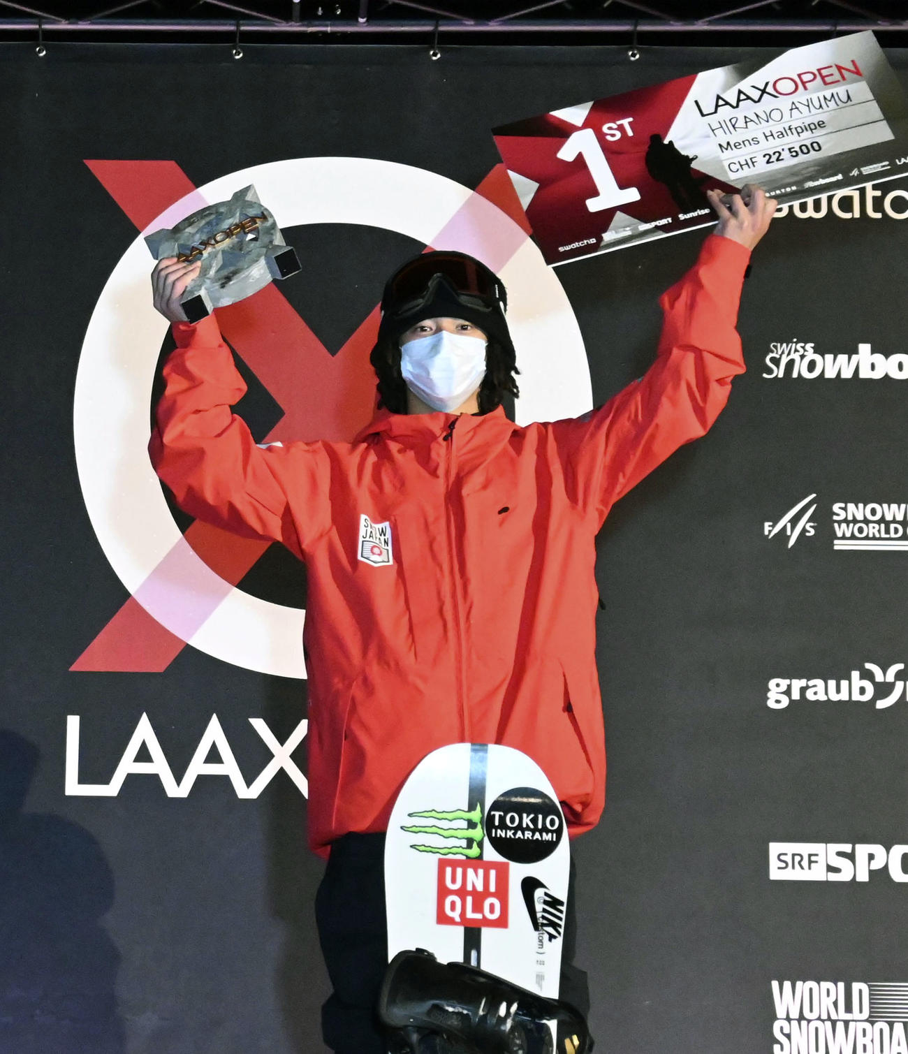 ハーフパイプ男子で優勝し、表彰式で両手を掲げる平野歩夢＝ラークス（共同）