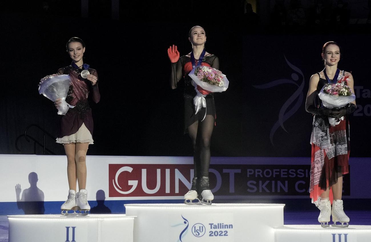 優勝したワリエワ（中央）、2位のシェルバコワ（左）、3位のトルソワ（右）（ロイター）