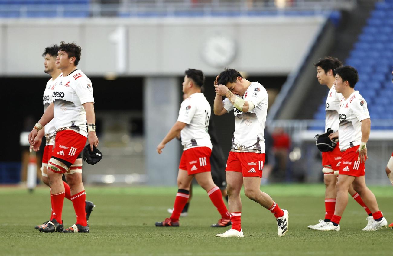 横浜に敗れ、肩を落とす神戸フィフティーン（共同）