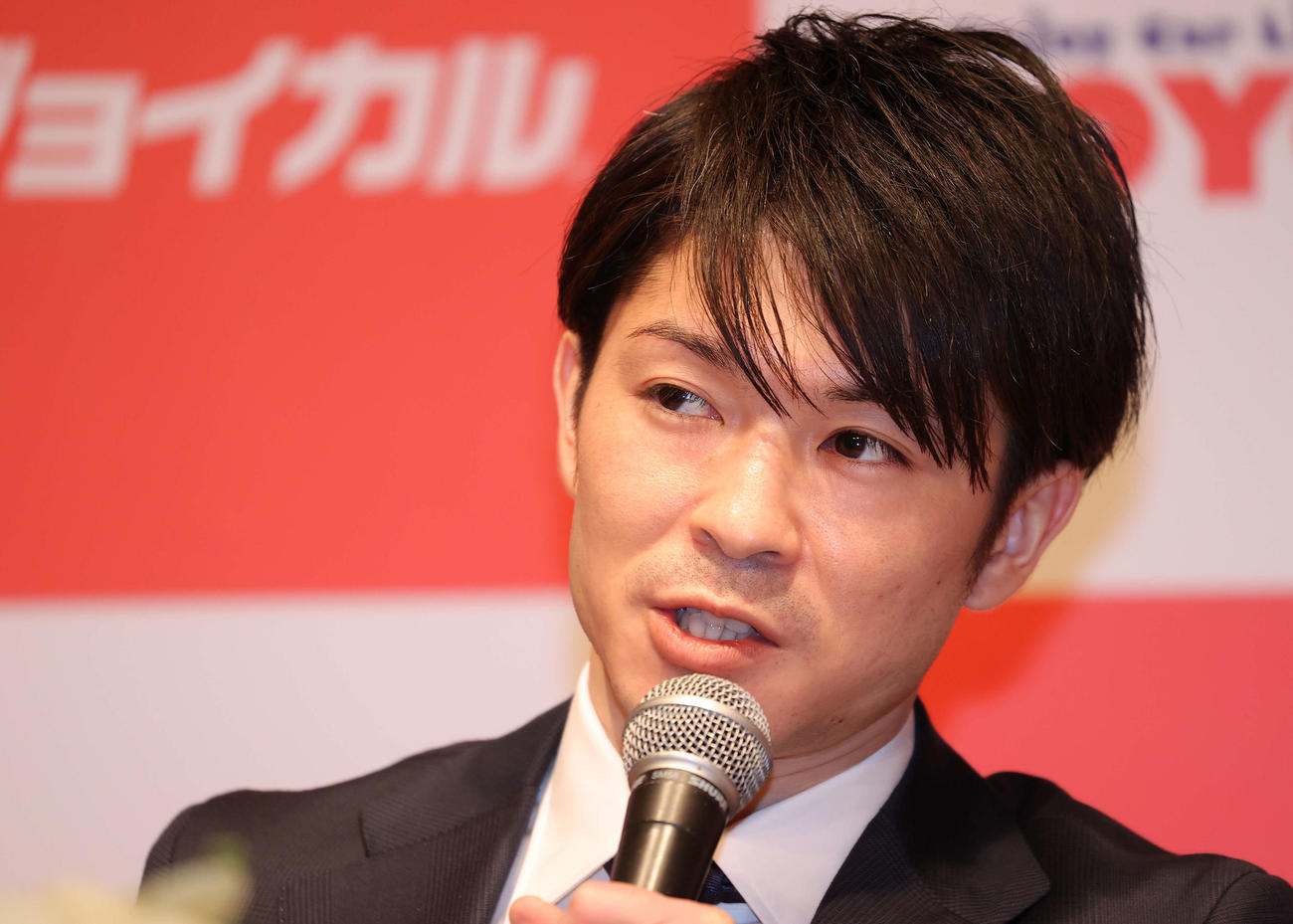 現役引退会見で記者の質問に答える内村（撮影・河野匠）