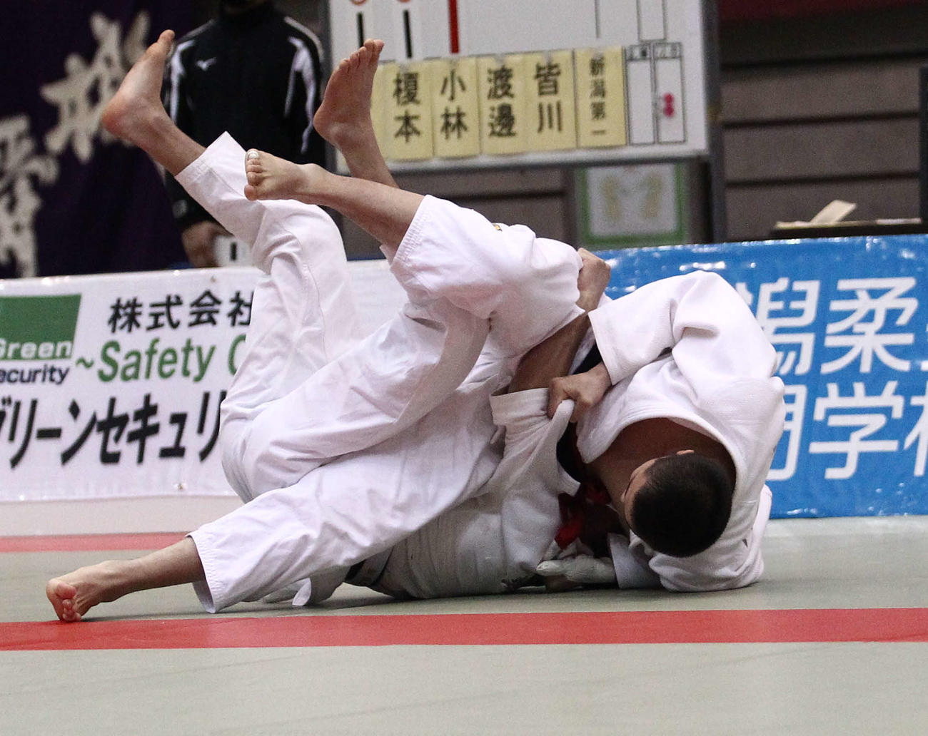 中堅戦で高梨（右）が払い腰を決め、開志国際のV3を決めた