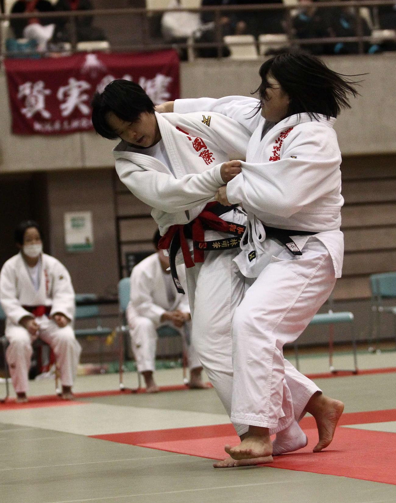 大将戦で奮闘する松尾（左）
