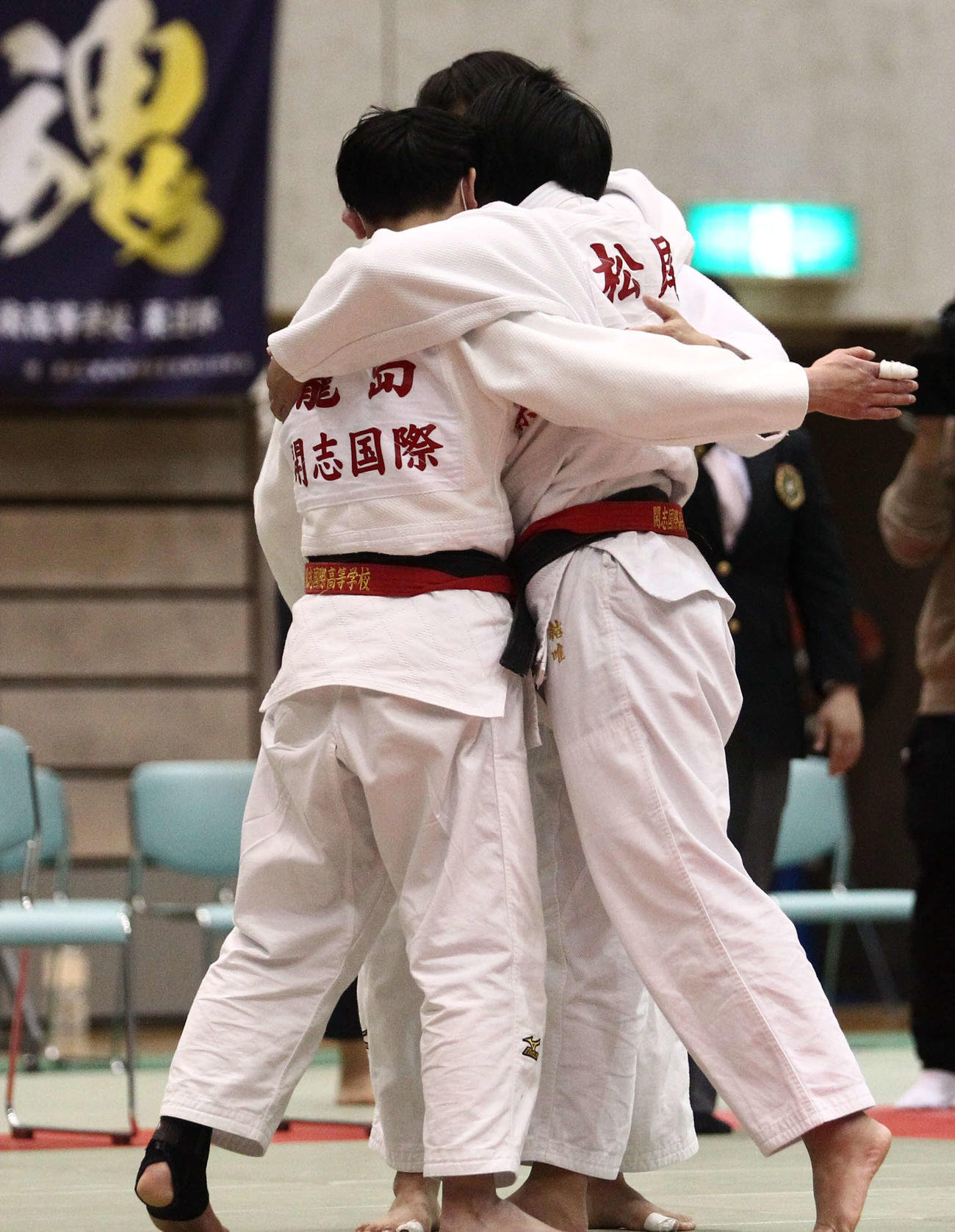 初優勝を喜びあう女子の開志国際メンバー