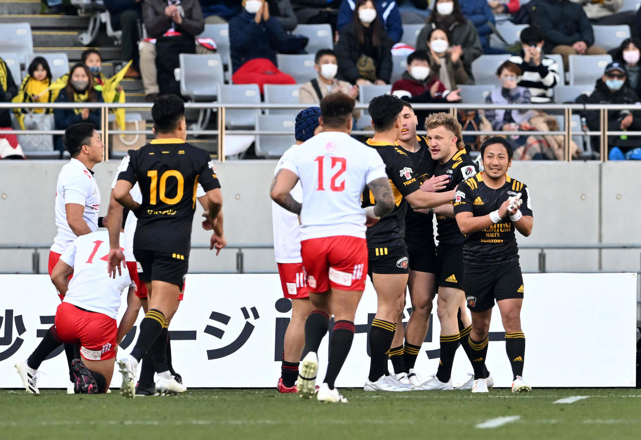 東京SG対トヨタ　前半、先制し喜ぶ東京SGの選手たち（撮影・滝沢徹郎）