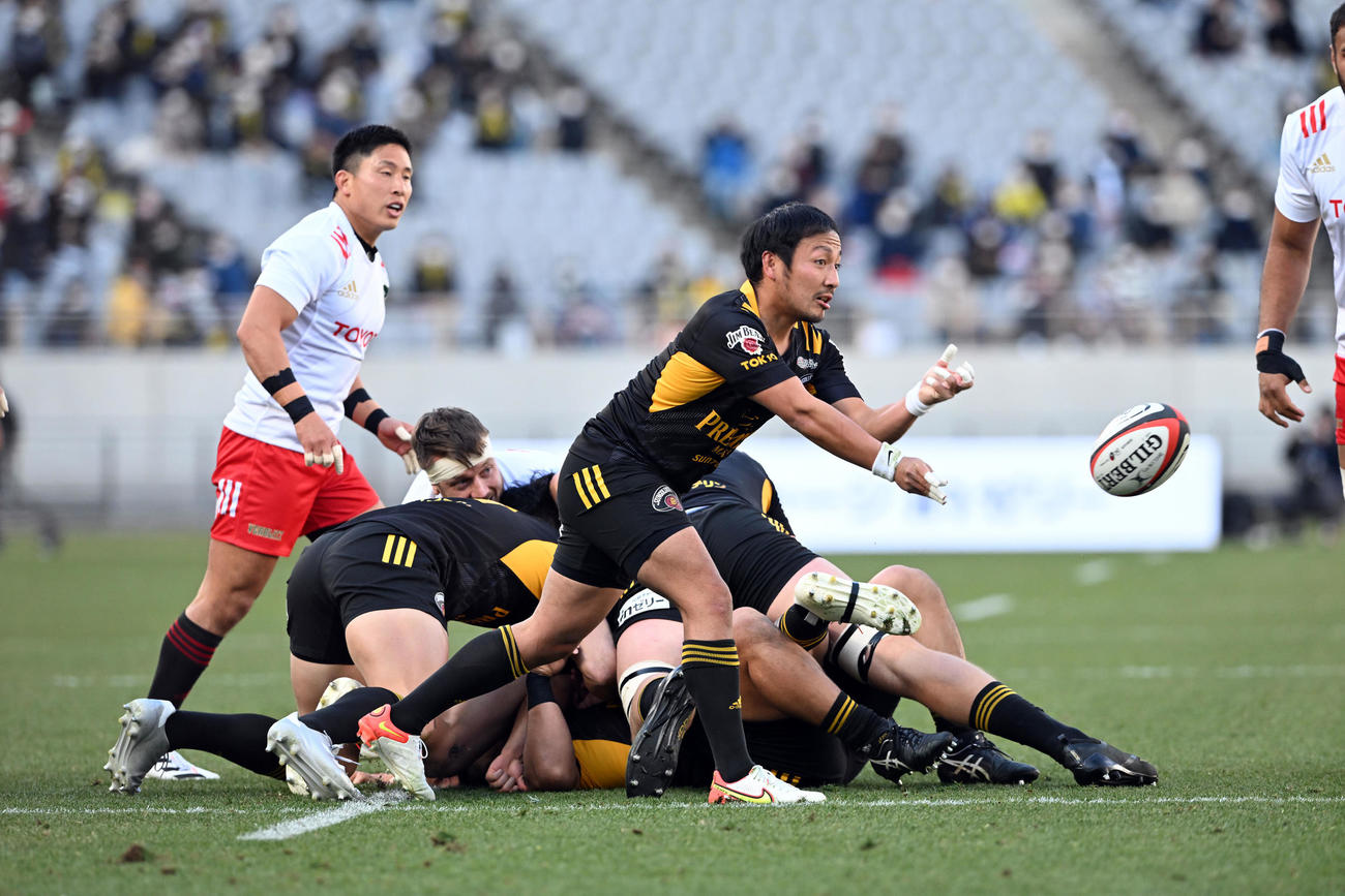 東京SG対トヨタ　前半、パスを出す東京SGSH流（手前）（撮影・滝沢徹郎）