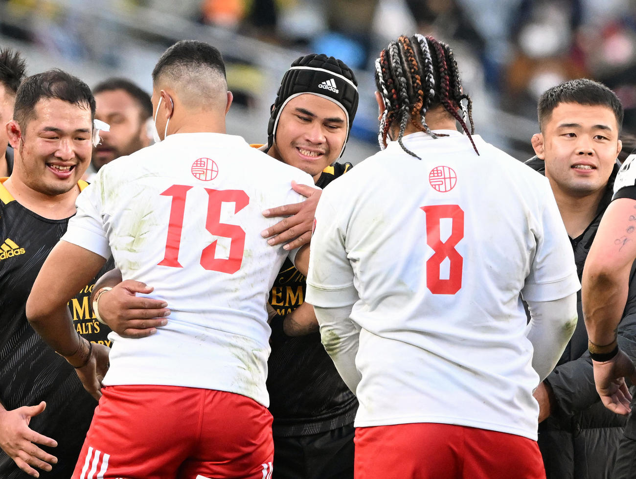 東京SG対トヨタ　試合後、東京SGフランカーのタタフ（中央）はトヨタFBトゥポウ（背番号15）、NO8ラウタイミらと抱き合って健闘をたたえ合う（撮影・滝沢徹郎）