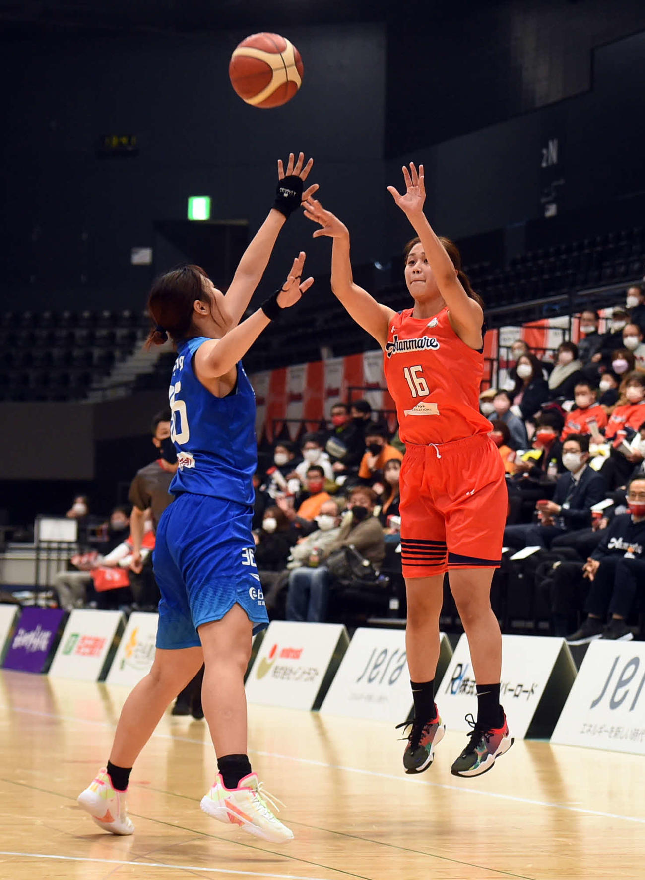 アランマーレ秋田対東京羽田　第2Q、シュートを放つアランマーレ秋田・高野（撮影・相沢孔志）