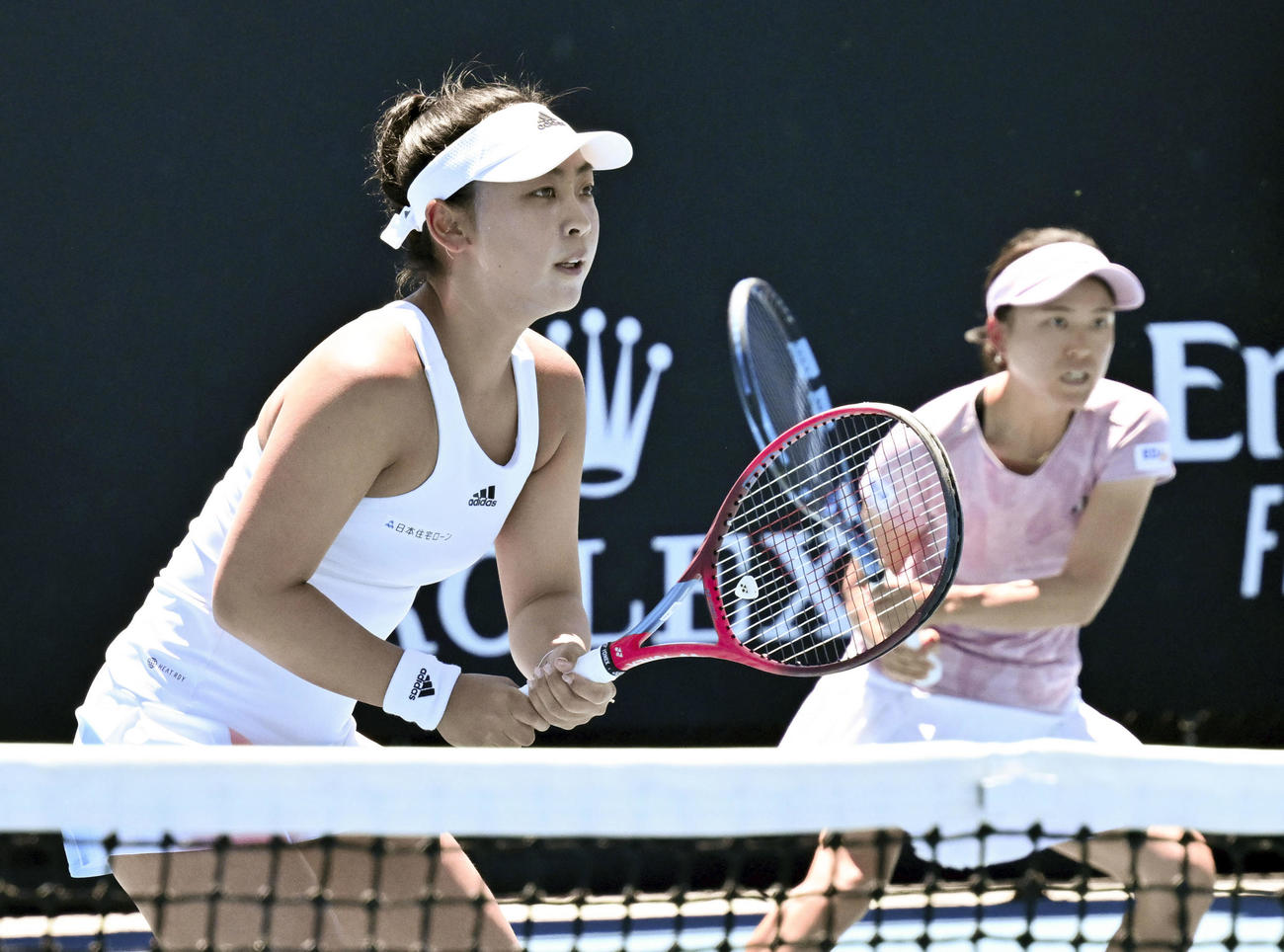 女子ダブルス1回戦　プレーする穂積（左）、二宮組（共同）