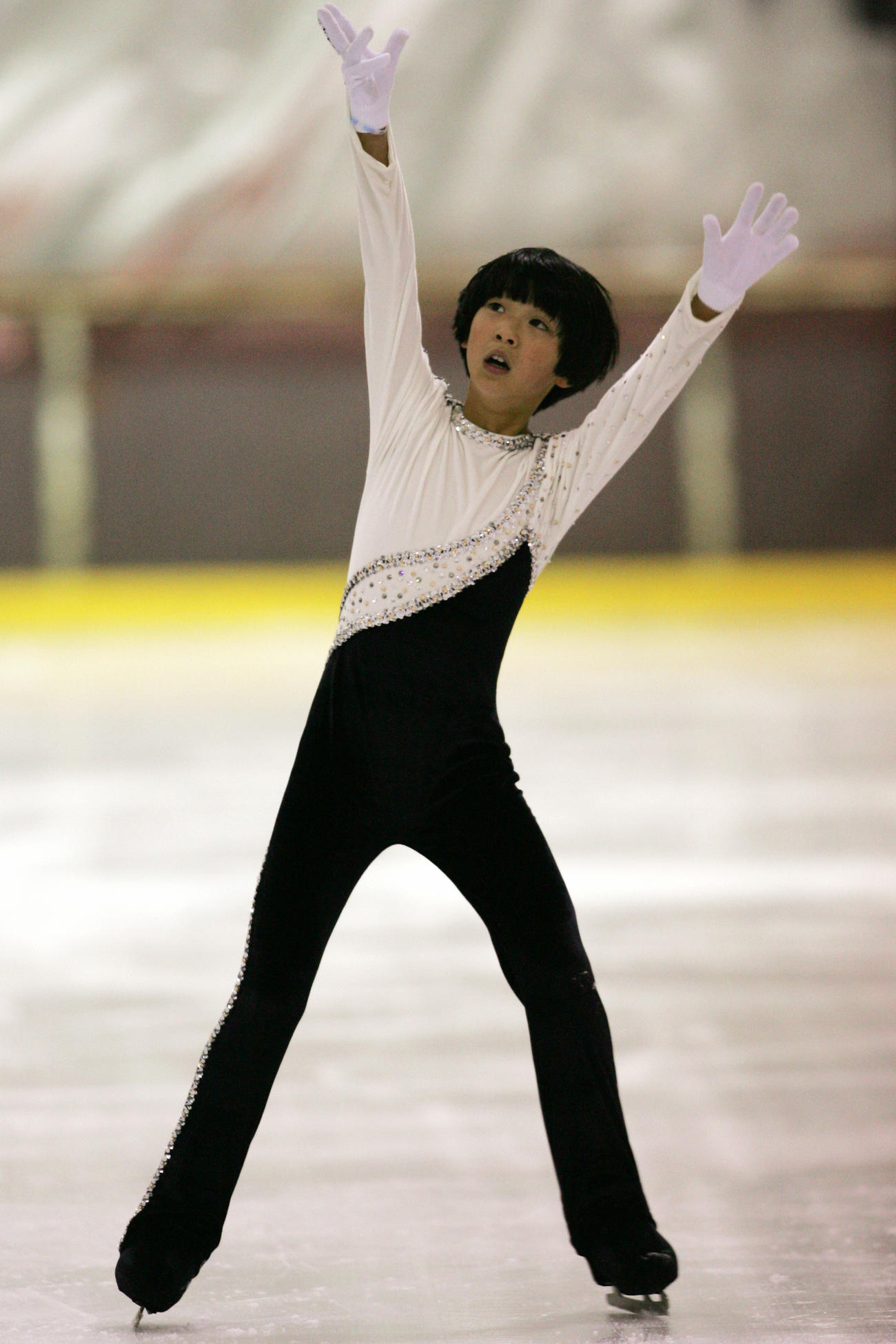 ０５年１０月、全日本ノービス選手権で演技する羽生（羽生家提供）