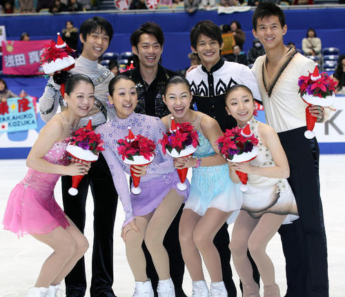 11年12月、全日本フィギュア選手権で世界選手権出場が決まり笑顔を見せる、羽生(後方左)ら