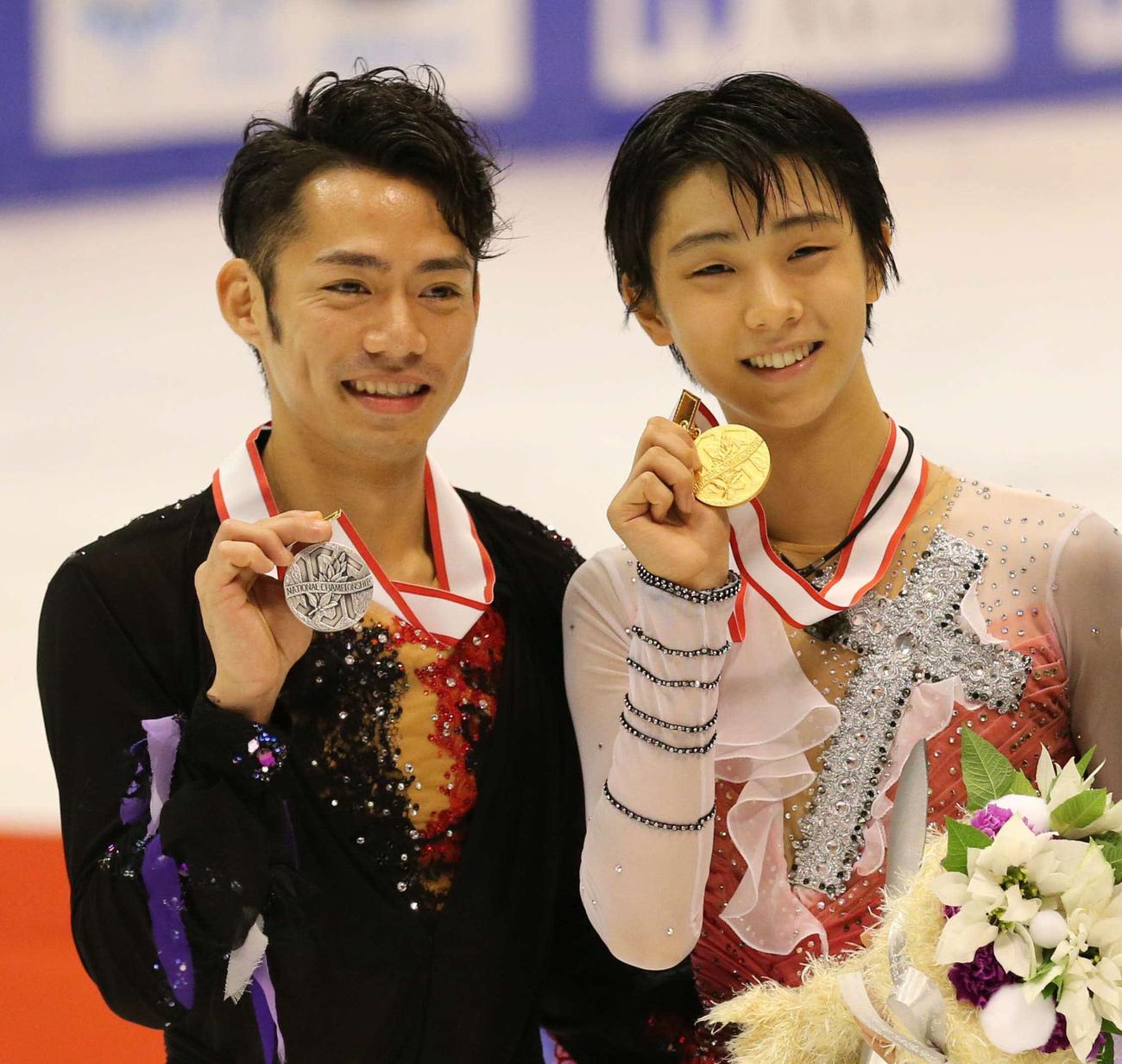 １２年１２月、全日本フィギュア男子。左から高橋氏、羽生