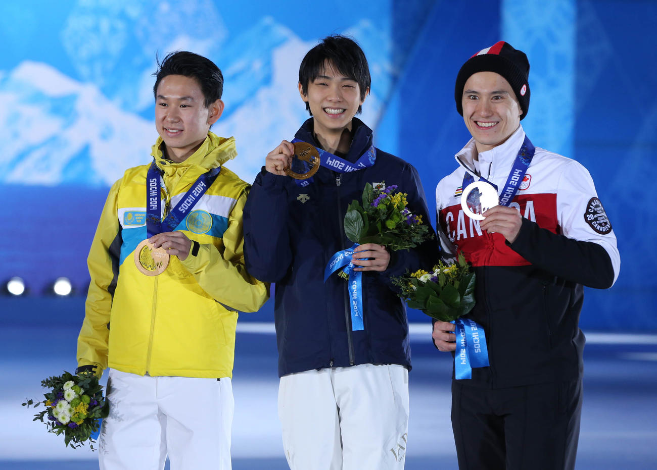 １４年２月、ソチ五輪表彰式で笑顔の羽生（中央）。左は銅メダルのテン、右は銀メダルのチャン（撮影・ＰＮＰ）