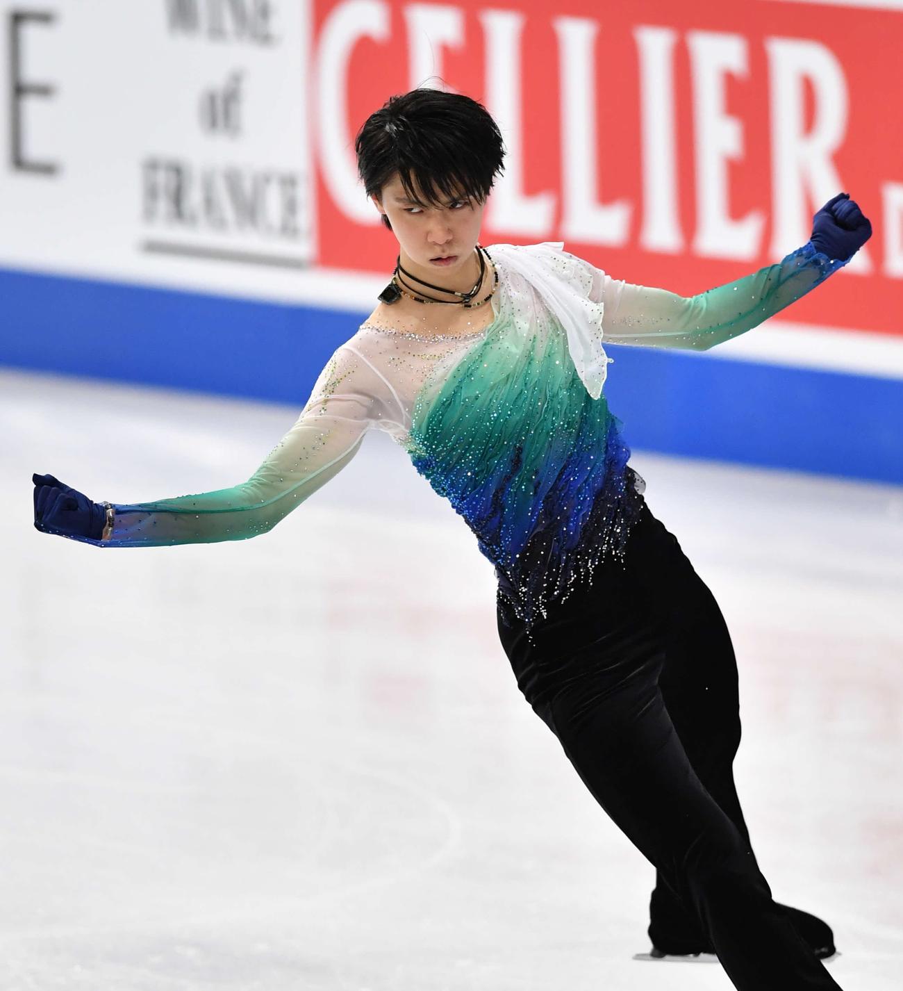 ４月、世界選手権で羽生はフリーの演技でジャンプの着氷後ガッツポーズする