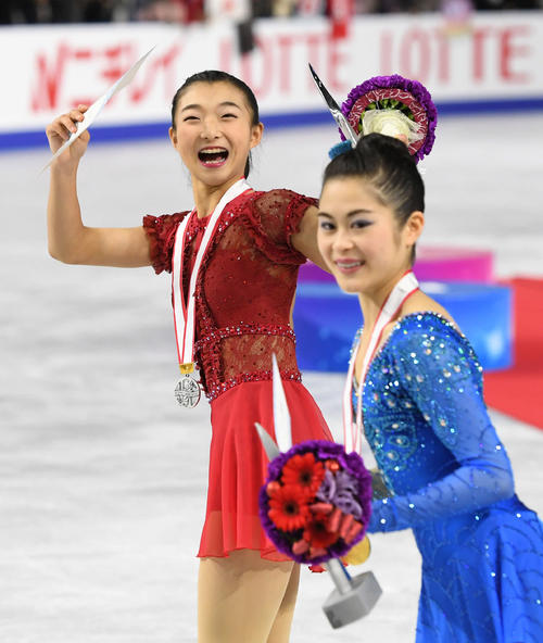 17年12月、全日本選手権で2位の坂本(左)は優勝した宮原とウイニングラン