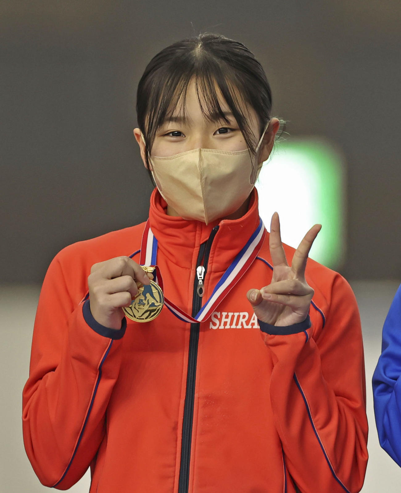 スピード女子1000メートルで優勝し、メダルを手にする白樺学園の久保（共同）