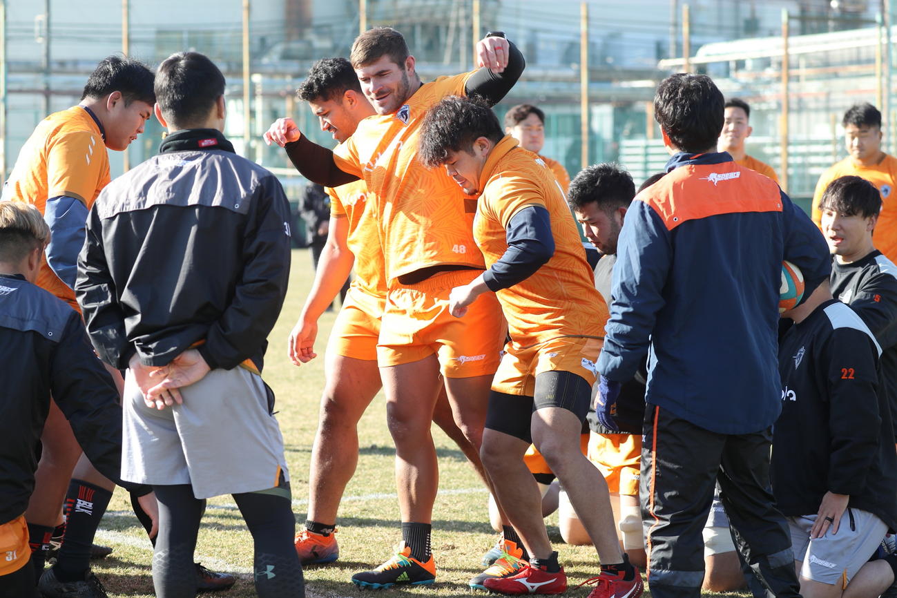 チーム合流初日にスクラムを組む東京ベイのフッカー、マークス（右サイド左から2人目）（東京ベイ提供）