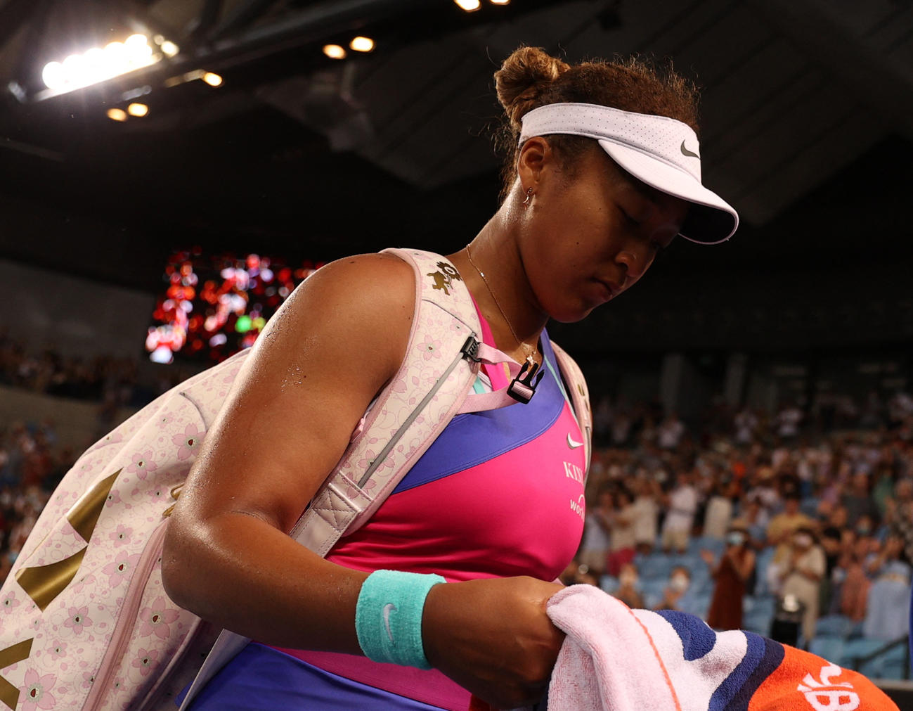 アニシモバに敗れ引き揚げる大坂（ロイター）