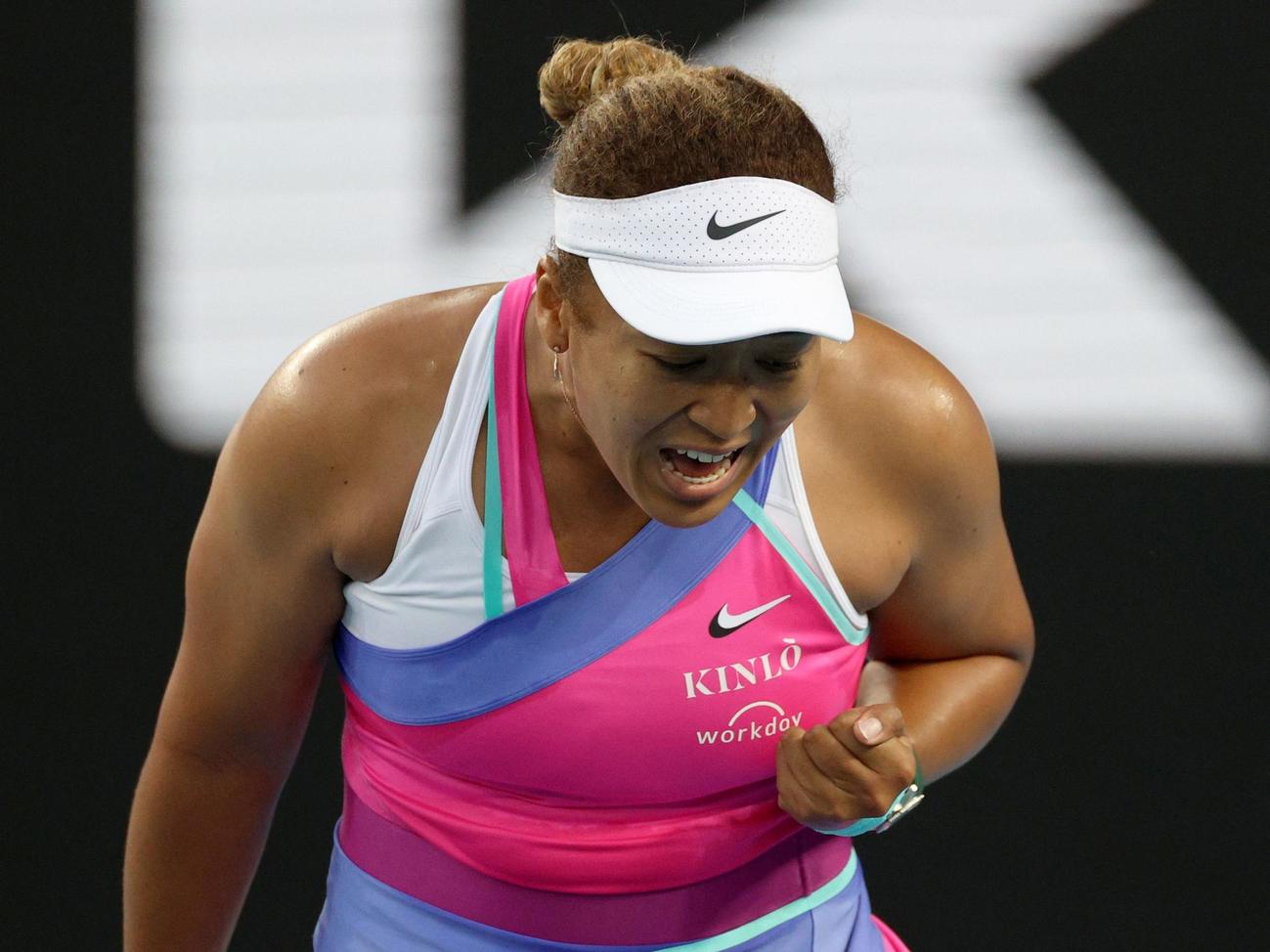 ガッツポーズする大坂（ロイター）