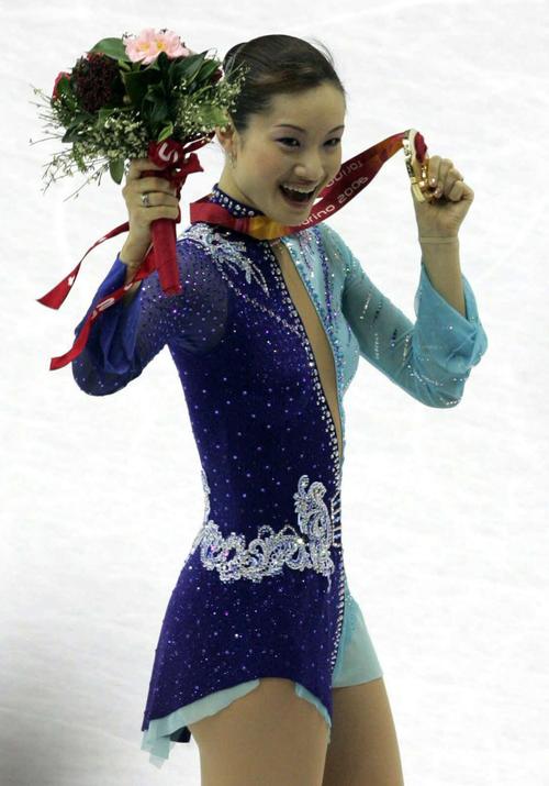 06年2月、トリノ五輪女子シングルで金メダルを獲得した荒川