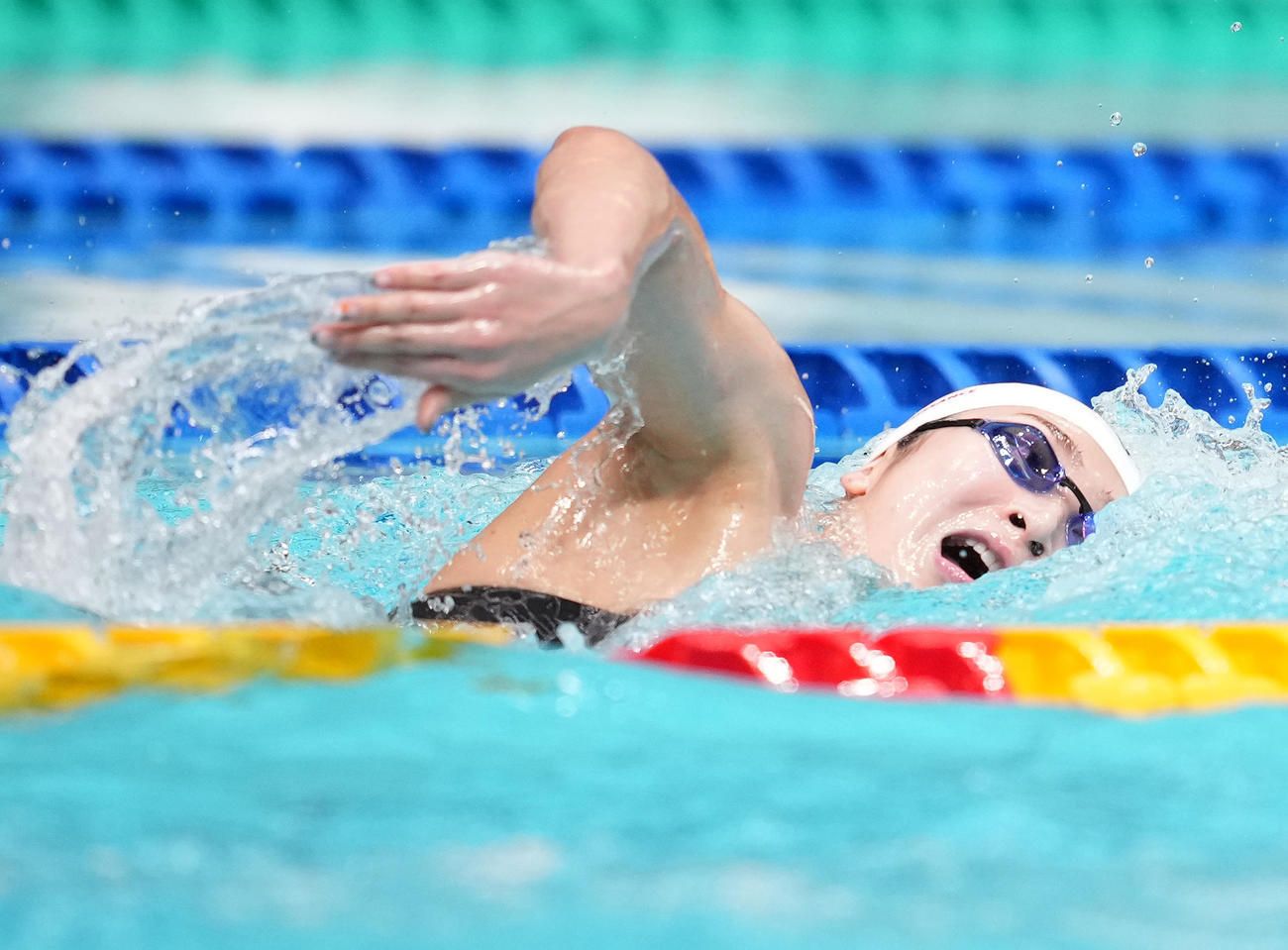 女子200メートル自由形予選で力泳する池江（撮影・菅敏）