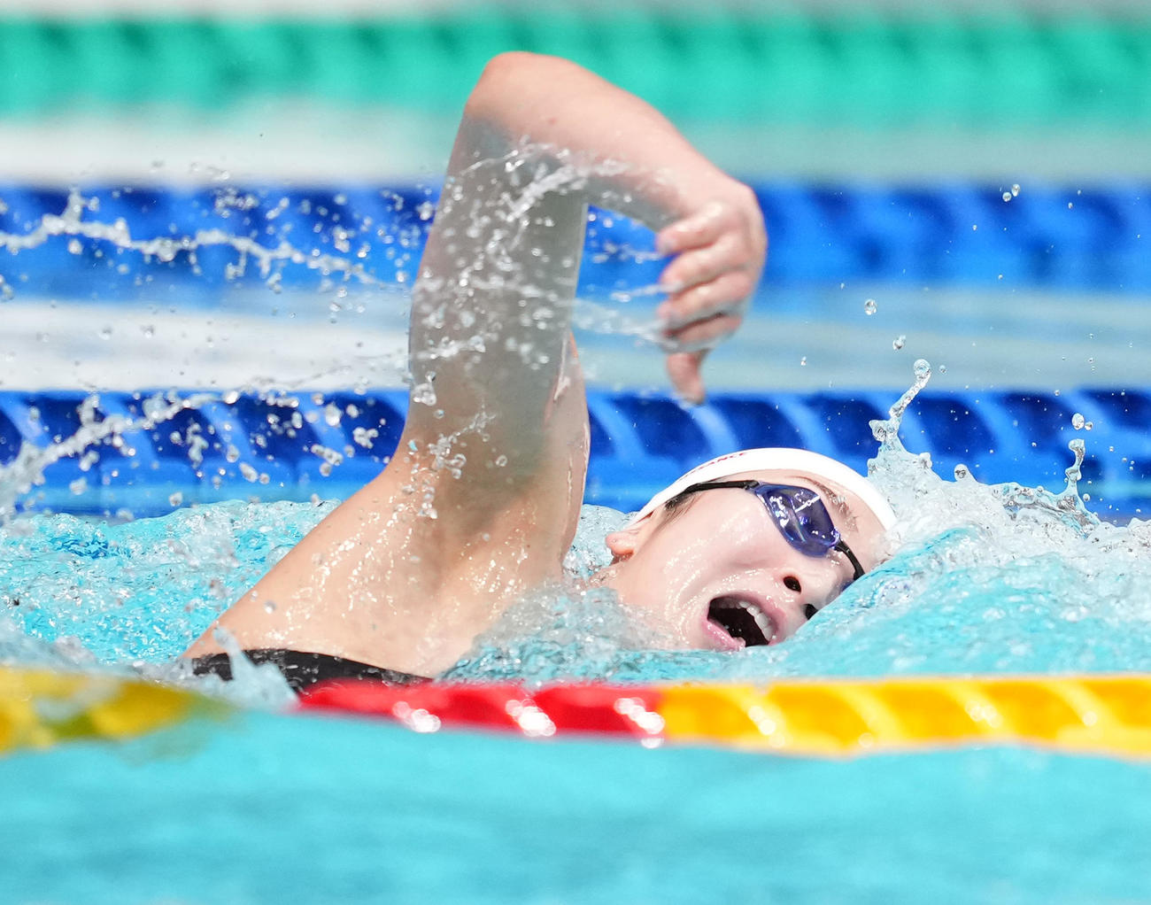 女子200メートル自由形予選で力泳する池江（撮影・菅敏）