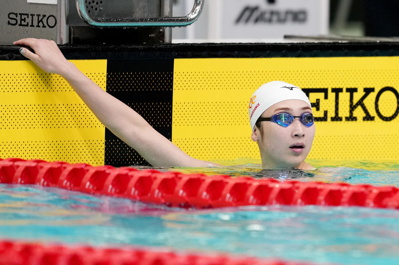 女子200メートル自由形予選を終え、タイムを確認する池江（撮影・菅敏）
