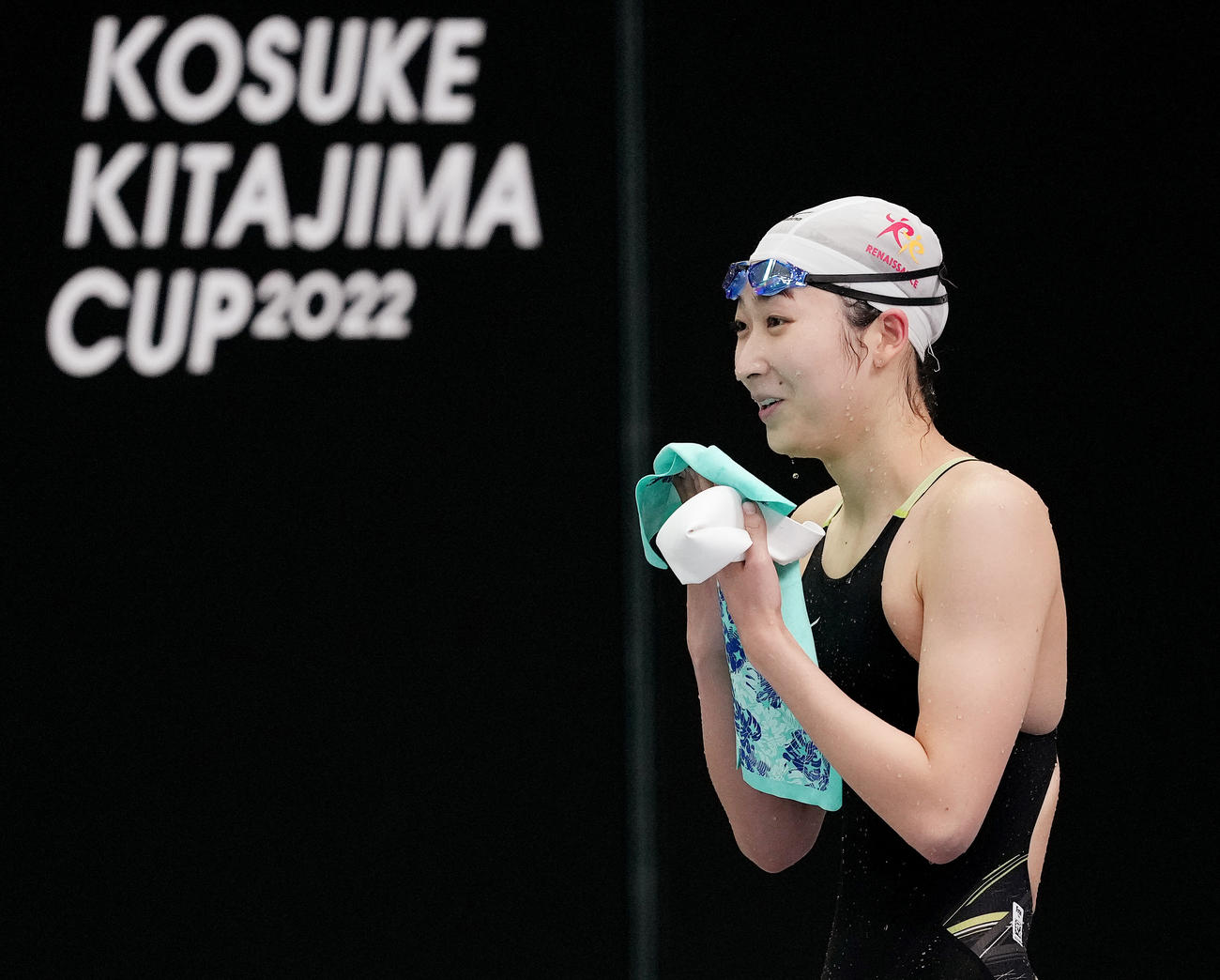 女子200メートル自由形予選を終え、笑顔を見せる池江（撮影・菅敏）