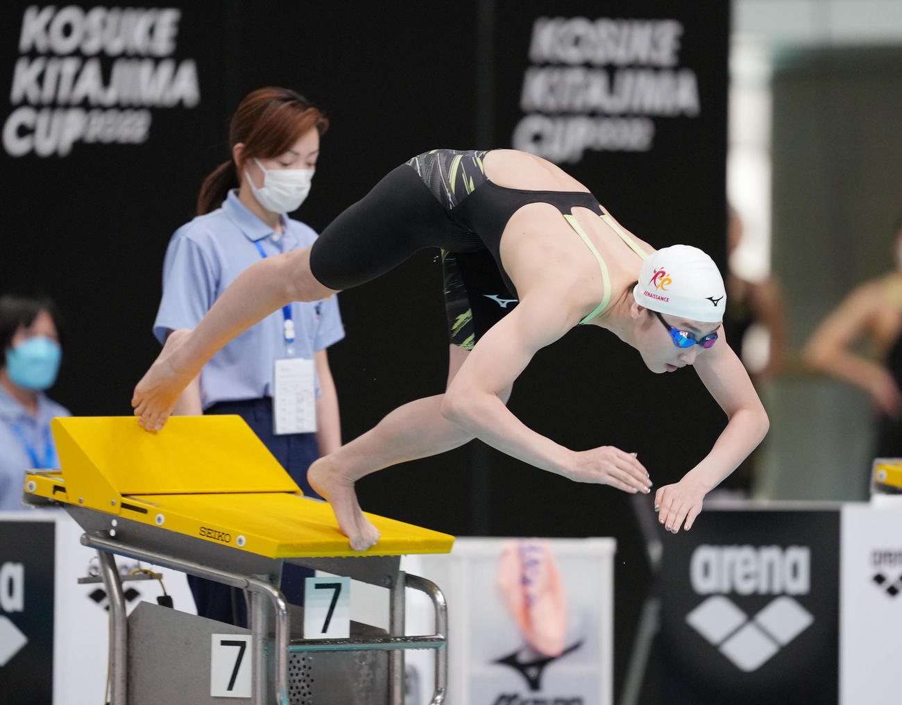 女子200メートル自由形予選で勢いよく飛び込みスタートする池江（撮影・菅敏）