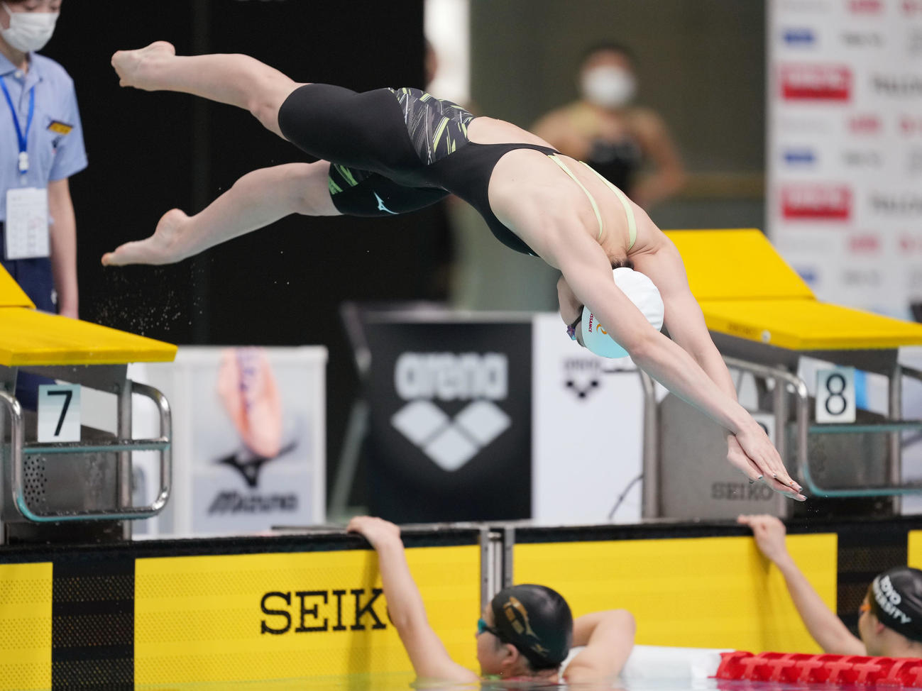 女子200メートル自由形予選で勢いよく飛び込みスタートする池江（撮影・菅敏）